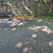 Bild vom Spielplatz anzeigen.