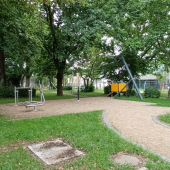 Bild vom Spielplatz anzeigen.