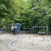 Bild vom Spielplatz anzeigen.