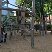 Bild vom Spielplatz anzeigen.
