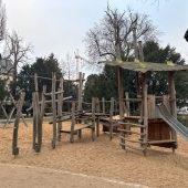 Bild vom Spielplatz anzeigen.