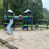 Bild vom Spielplatz anzeigen.