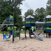 Bild vom Spielplatz anzeigen.