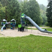 Bild vom Spielplatz anzeigen.