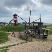 Bild vom Spielplatz anzeigen.