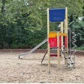 Bild vom Spielplatz anzeigen.