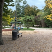 Bild vom Spielplatz anzeigen.