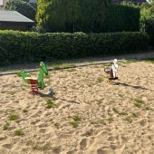 Bild vom Spielplatz anzeigen.