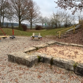 Bild vom Spielplatz anzeigen.