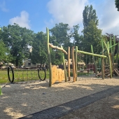 Bild vom Spielplatz anzeigen.