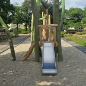 Bild vom Spielplatz anzeigen.