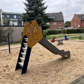 Bild vom Spielplatz anzeigen.