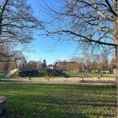 Bild vom Spielplatz anzeigen.