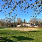 Bild vom Spielplatz anzeigen.