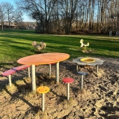 Bild vom Spielplatz anzeigen.