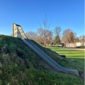 Bild vom Spielplatz anzeigen.