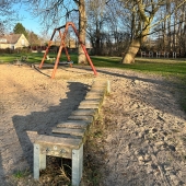 Bild vom Spielplatz anzeigen.