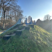 Bild vom Spielplatz anzeigen.