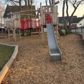 Bild vom Spielplatz anzeigen.