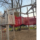 Bild vom Spielplatz anzeigen.