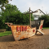 Bild vom Spielplatz anzeigen.