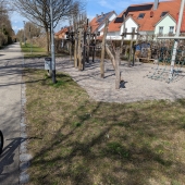 Bild vom Spielplatz anzeigen.