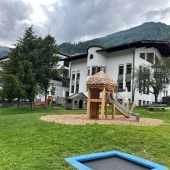 Bild vom Spielplatz anzeigen.