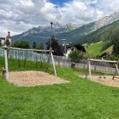 Bild vom Spielplatz anzeigen.