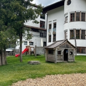 Bild vom Spielplatz anzeigen.