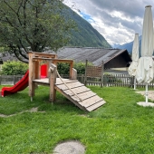 Bild vom Spielplatz anzeigen.