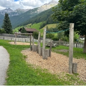 Bild vom Spielplatz anzeigen.