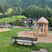 Bild vom Spielplatz anzeigen.