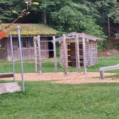 Bild vom Spielplatz anzeigen.