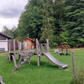 Bild vom Spielplatz anzeigen.