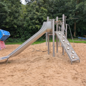 Bild vom Spielplatz anzeigen.