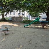 Bild vom Spielplatz anzeigen.