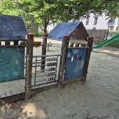 Bild vom Spielplatz anzeigen.