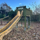 Bild vom Spielplatz anzeigen.