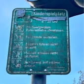 Bild vom Spielplatz anzeigen.