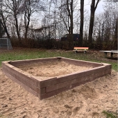 Bild vom Spielplatz anzeigen.
