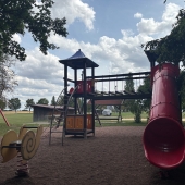 Bild vom Spielplatz anzeigen.