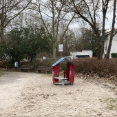 Bild vom Spielplatz anzeigen.