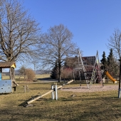 Bild vom Spielplatz anzeigen.