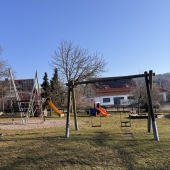 Bild vom Spielplatz anzeigen.