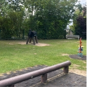 Bild vom Spielplatz anzeigen.