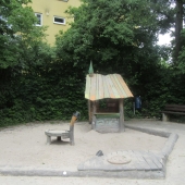 Bild vom Spielplatz anzeigen.