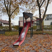 Bild vom Spielplatz anzeigen.