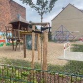 Bild vom Spielplatz anzeigen.