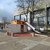 Bild vom Spielplatz anzeigen.