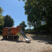 Bild vom Spielplatz anzeigen.